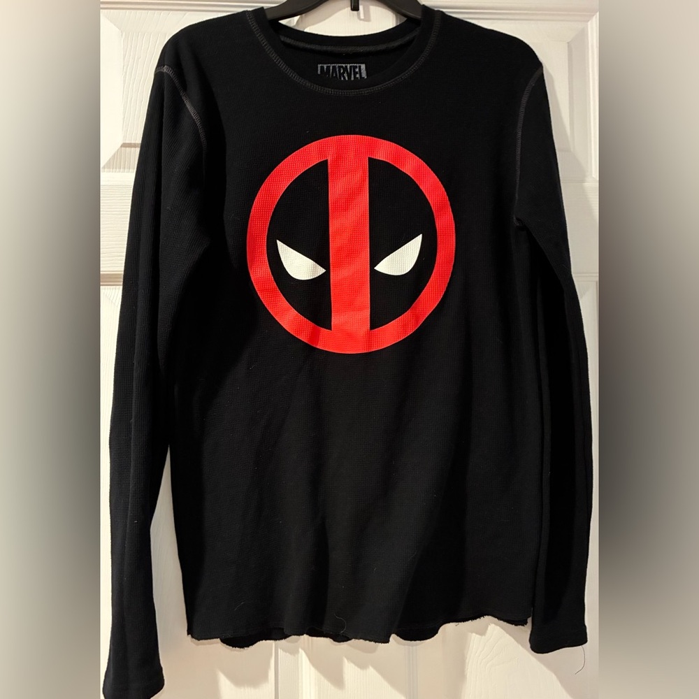 ⭐️3/$15⭐️Marvel Black and Red Deadpool Long Sleeve Tee